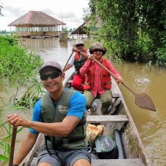 En canoa hacia la selva tropical