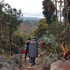 Hiking with boulder pads in Sutatausa