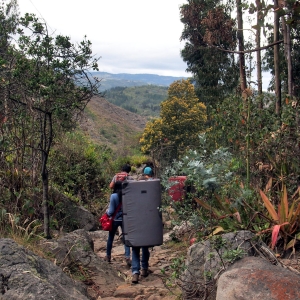 Caminando con colchonetas de búlder en Sutatausa