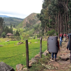 Caminando con colchonetas de búlder en Sutatausa