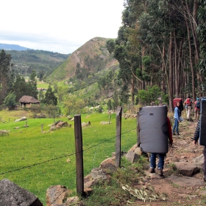 Hiking with boulder pads in Sutatausa