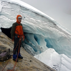 En la entrada de una cueva de hielo