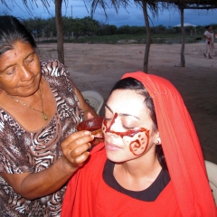 Un visitante recibiendo un cambio de imagen tradicional Wayuú