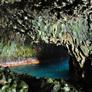 En Lusok, una cueva marina en la costa de la Isla de Calayán