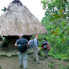 Pasando por las casas tradicionales de los Ifugao en Pula