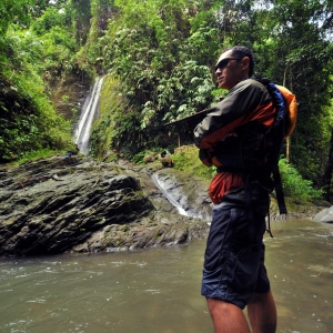 Visitando una cascada a lo largo de la ruta del río