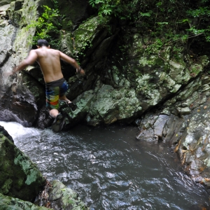 A punto de caer al agua