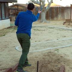 Lanzando herraduras en el patio de la casita
